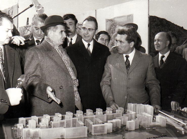 Nicolae Ceauşescu in vizita pe şantierul tineretului din Dealul Piscului – Bucureşti.(22 martie 1974). Sursa: Fototeca online a comunismului românesc, cota 60/1974
